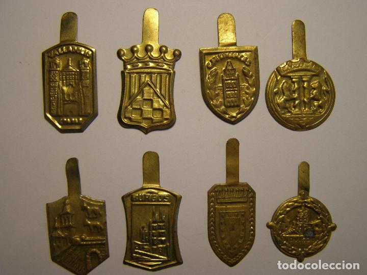 Military Antiques: INSIGNIAS METALICAS AUXILIO SOCIAL. LOTE DE 8
