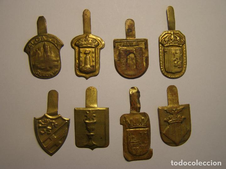 Military Antiques: INSIGNIAS METALICAS AUXILIO SOCIAL. LOTE DE 8
