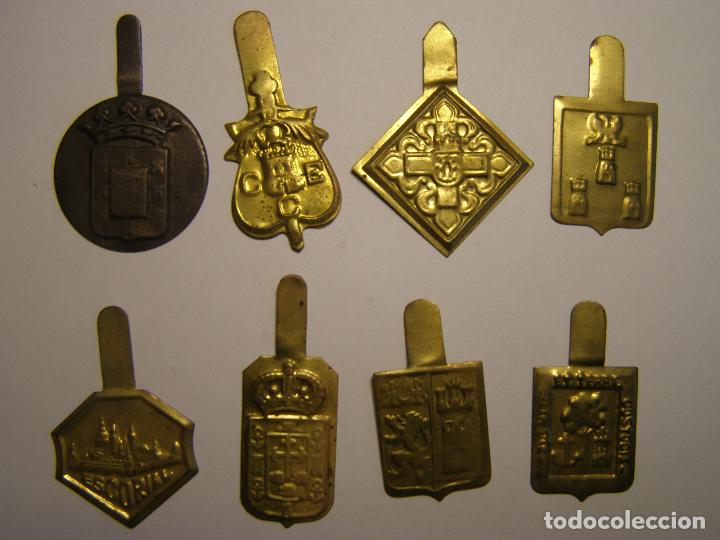 Military Antiques: INSIGNIAS METALICAS AUXILIO SOCIAL. LOTE DE 8