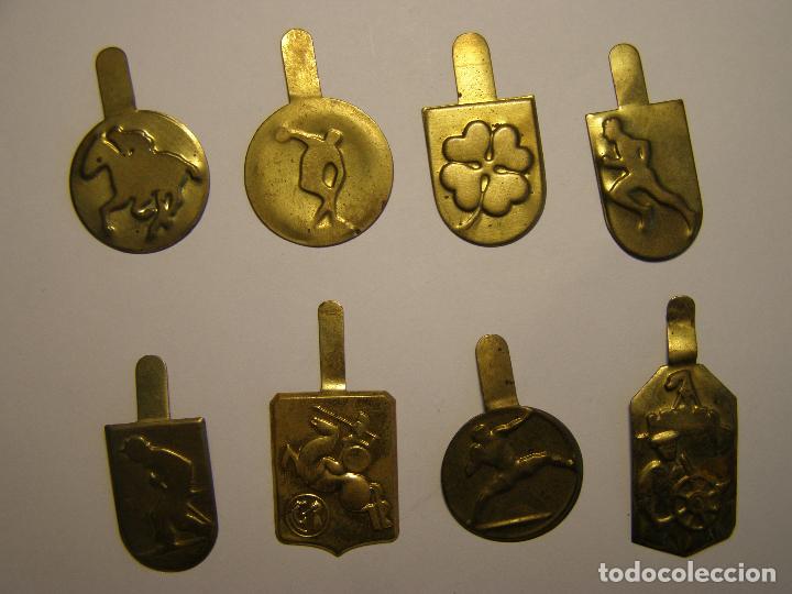 Military Antiques: INSIGNIAS METALICAS AUXILIO SOCIAL. LOTE DE 8