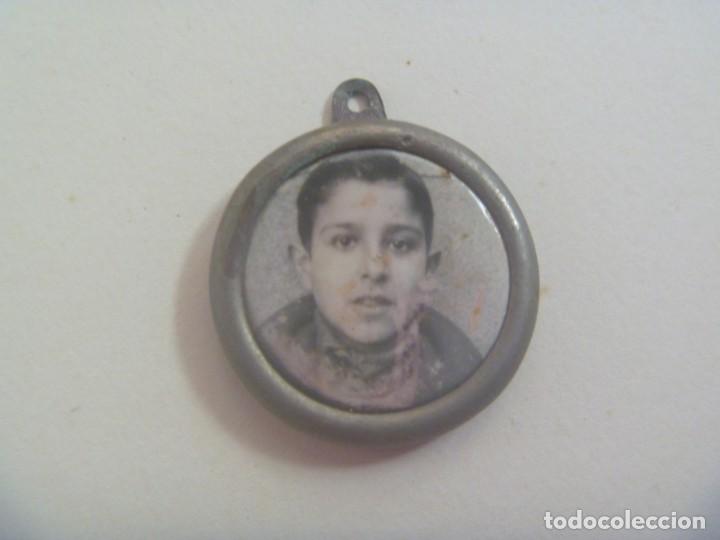 Militaria: GUERRA CIVIL : MEDALLON CON FOTO DE JOVENCISIMO MILICIANO NACIONAL Y VIRGEN DEL PILAR
