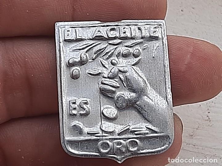Military Antiques: ANTIGUO EMBLEMA METALICO INSIGNIA DE AUXILIO SOCIAL - EL ACEITE ES ORO - GUERRA CIVIL - POSGUERRA