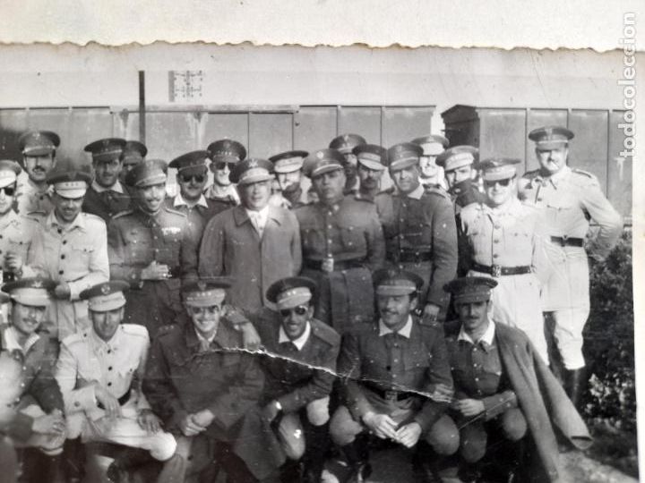 Militaria: Foto tama&ntilde;o postal de un grupo de oficiales de Regulares a&ntilde;os 40.