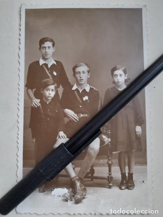 Militaria: Foto postal de cuatro hermanos, tres de ellos con uniforme de la Falange y detentes en la camisa.