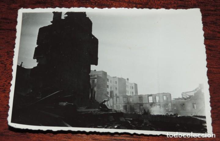 Militaria: FOTOGRAFIA DE BOMBARDEO SOBRE MADRID GUERRA CIVIL, CALLE MENDIZABAL N&ordm; 63, MIDE 11,3 X 8,7 CMS. VER