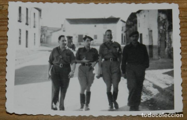 Militaria: FOTOGRAFIA DE ALFEREZ Y TENIENTE PROVISIONAL, PLENA GUERRA CIVIL, MIDE 8,5 X 5,5 CMS.
