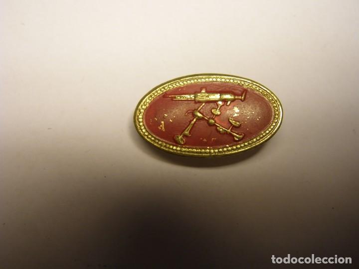 Military Antiques: Guerra Civil espa&ntilde;ola. Insignia de pecho de ametralladora. Roja. Tama&ntilde;o mediano.