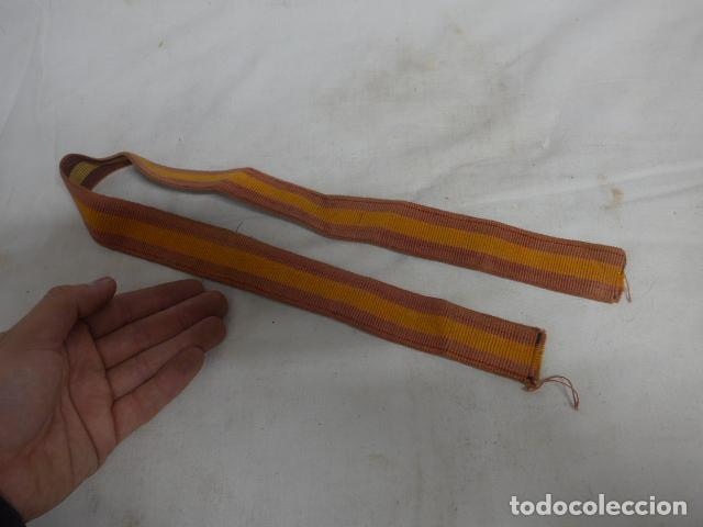 Militaria: Antiguo trozo de correa de fusil con bandera espa&ntilde;ola nacional, original. Guerra civil.