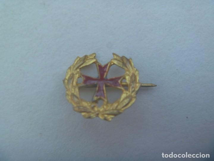 Militaria: GUERRA CIVIL : MINUSCULO EMBLEMA DE SANIDAD MILITAR, PARA GORRILLO O SOLAPAS