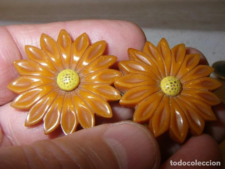 Militaria: Broche de capa o chaqueta, con dos margaritas carlistas, marfil vegetal o pasta imitando.