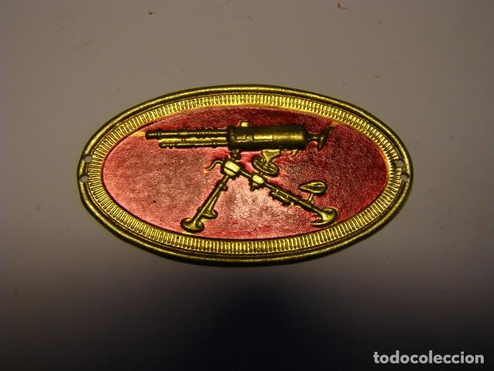 Military Antiques: Guerra Civil espa&ntilde;ola. Insignia de pecho de ametralladora. Roja.