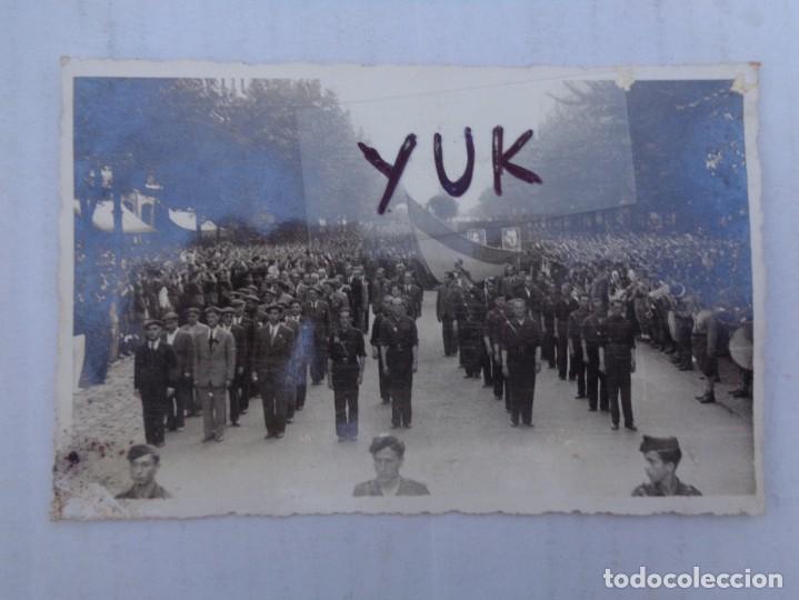 Military Antiques: FOTOGRAFIA ORIGINAL DE DESFILE MILITAR DURANTE UN DISCURSO DE FRANCO - GUERRA CIVIL