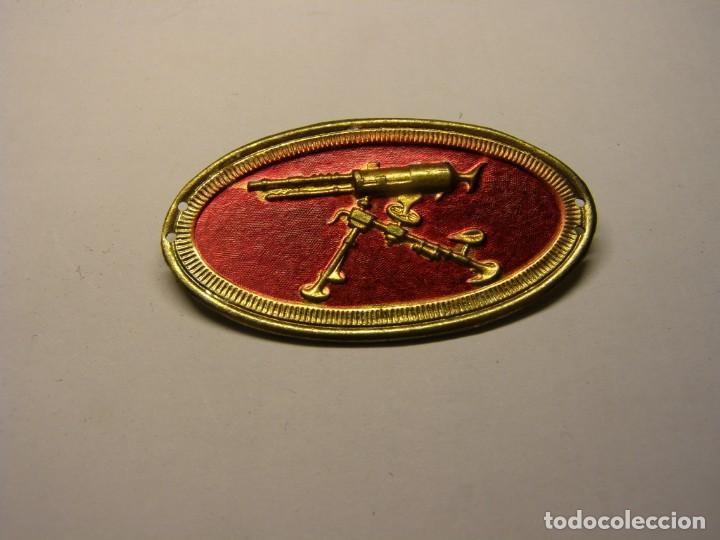 Military Antiques: Guerra Civil espa&ntilde;ola. Insignia de pecho de ametralladora. Roja.