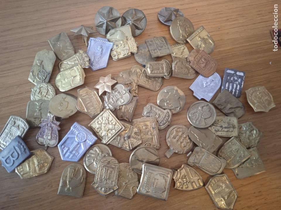 Militaria: Lote de 50 emblemas met&aacute;licos de Auxilio Social. Postguerra