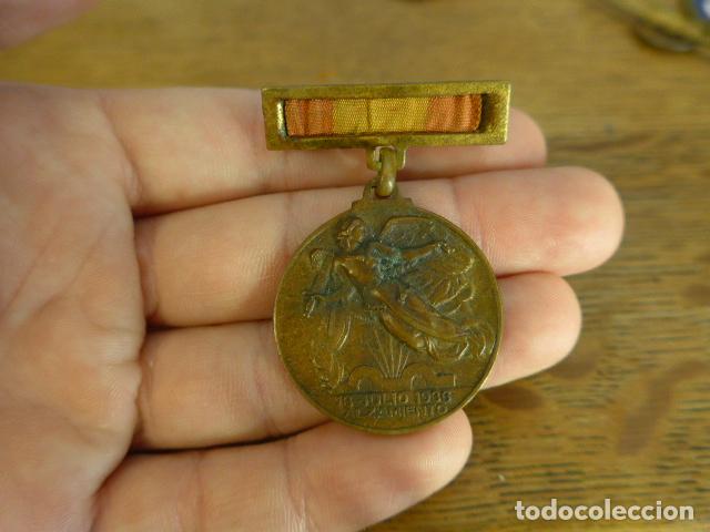 Militaria: Antigua medalla del alzamiento nacional y la victoria de guerra civil, original.