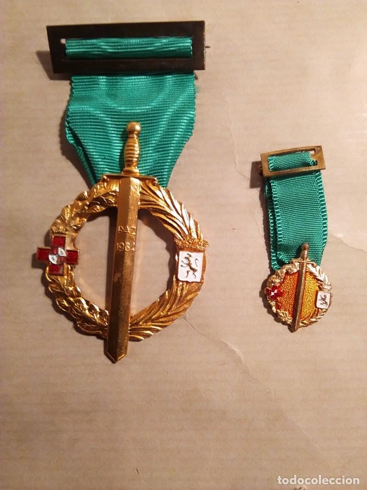 Militaria: Lote 2 medallas conmemorativas XXV a&ntilde;os Paz 1964. Alfereces leoneses