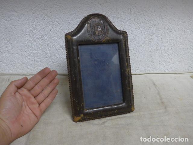 Militaria: Antiguo marco de cuero repujado con escudo franquista, original, Franco, para sobremesa.