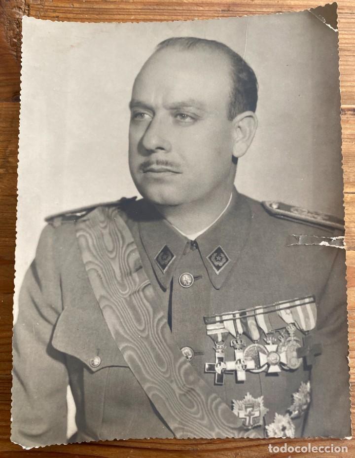 Militaria: ANTIGUA FOTOGRAFIA DE OFICIAL DE SANIDAD, GUERRA CIVIL, MUY CONDECORADO, MIDE 23 X 17,5 CMS. TIENE U