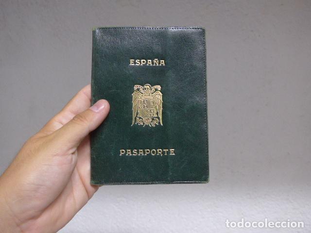 Militaria: Antigua cartera de cuero o piel con escudo espa&ntilde;ol franquista, para pasaporte epoca de Franco.