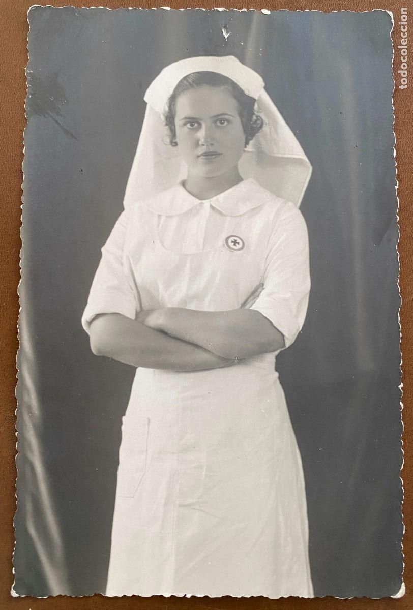 Militaria: FOTOGRAFIA DE ENFERMERA ESPA&Ntilde;OLA CON INSIGNIA DE LA CRUZ ROJA, A&Ntilde;OS 30, TAMA&Ntilde;O POSTAL 13,7 X 9 CMS.