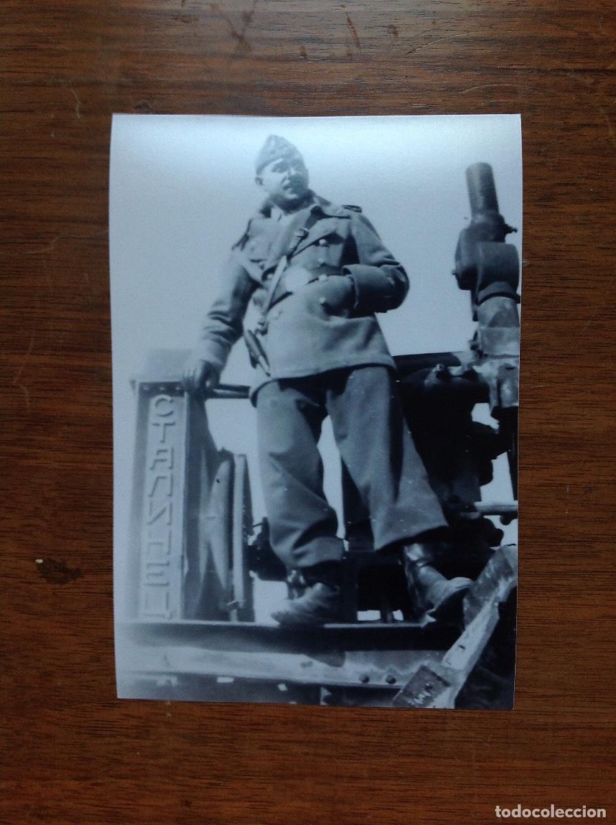 Militaria: Guerra civil - soldado nacional encima de un tanque