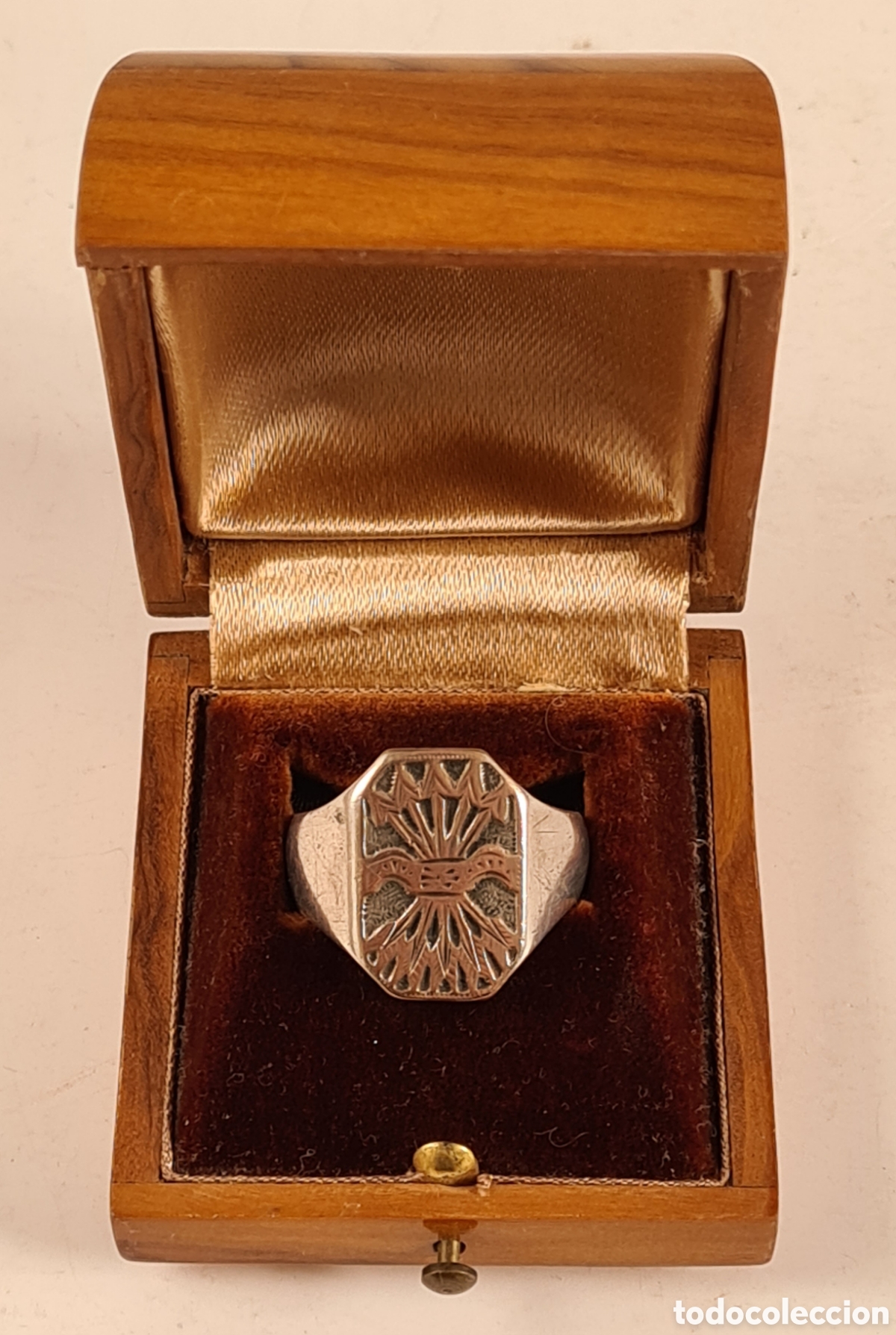 Militaria: Anillo de Plata Escudo Falange Grabado y con su Caja Guerra Civil Bando Nacional Yugo Flechas Franco