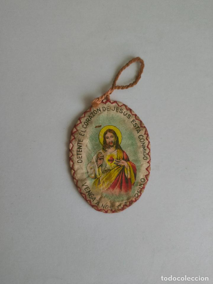Militaria: Detente &rdquo;El Corazon de Jesus est&aacute; conmigo. 3,5 x 4,5 cms. Tela y papel