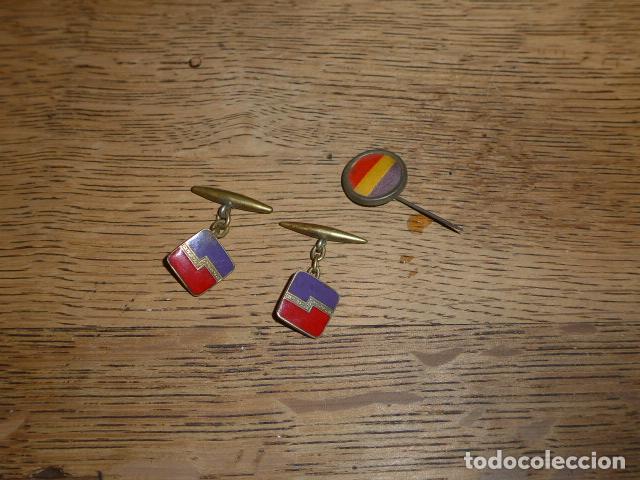 Militaria: Lote de gemelos y insignia republicanos originales, con bandera republica. Guerra civil.