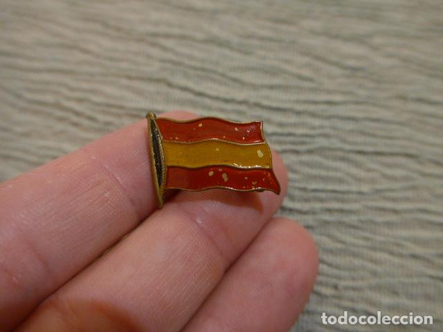 Military Antiques: Antigua insignia patriotica original de guerra civil. Bandera espa&ntilde;ola.