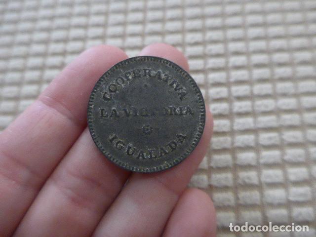 Military Antiques: Antigua moneda o ficha Cooperativa La Victoria de Igualada, 5 pesetas, original. Guerra civil.