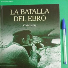 Militaria: ANTIGUO LIBRO LA BATALLA DEL EBRO. CHRIS HENRY. GUERRA CIVIL ESPAÑOLA. BARCELONA 2011.