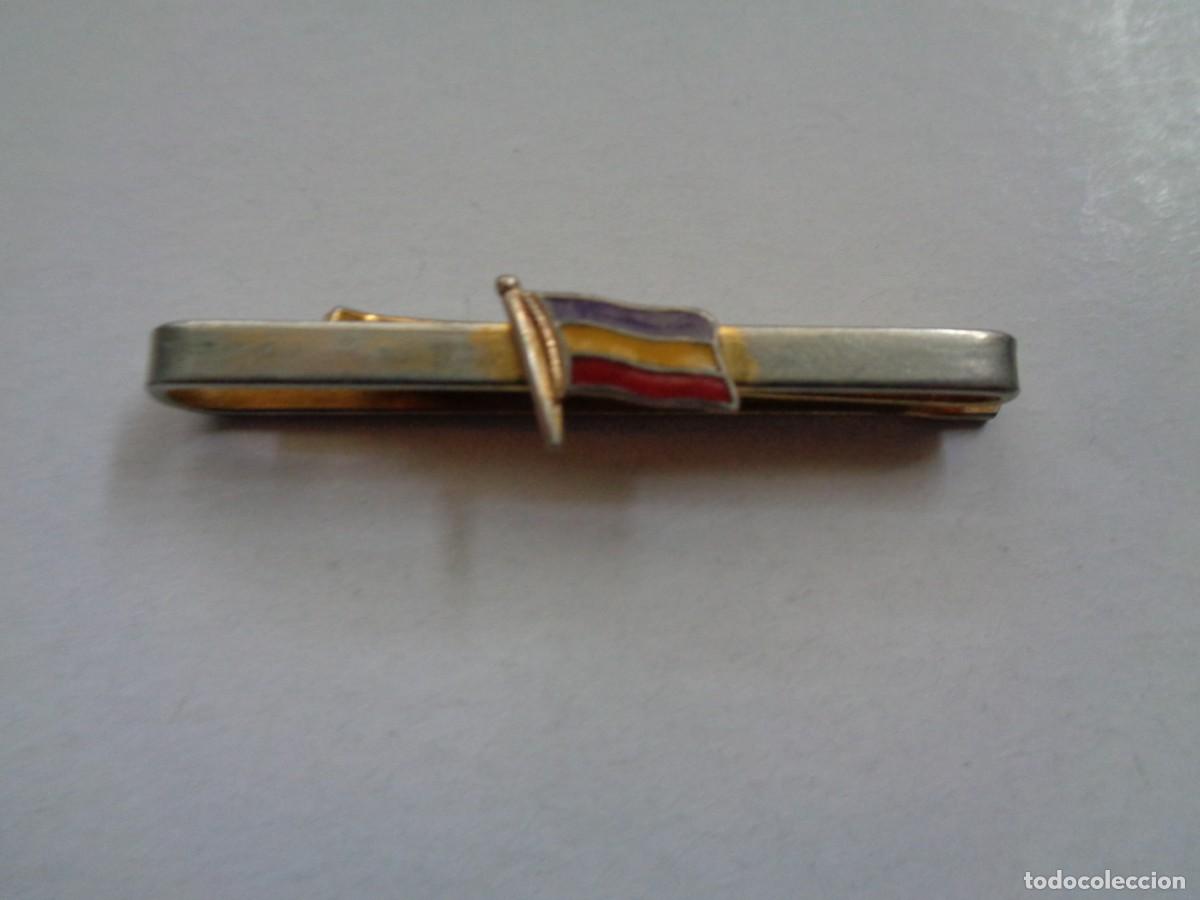 Military Antiques: PISACORBATA DE EPOCA DE LA GUERRA CIVIL CON BANDERA DE LA REPUBLICA . ORIGINAL.