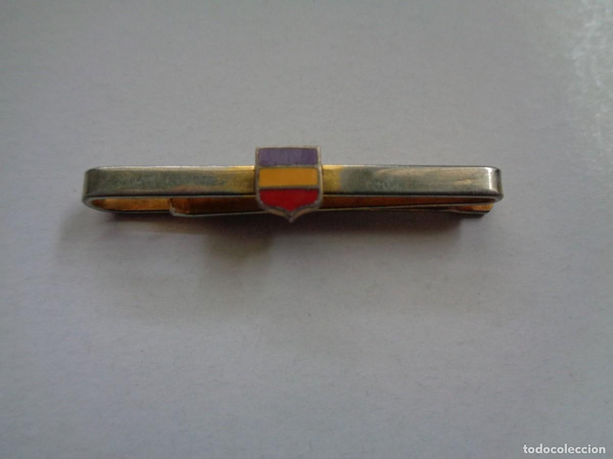 Militaria: GUERRA CIVIL - REPUBLICA : PISACORBATA CON BANDERA REPUBLICANA. &iexcl; ORIGINAL !