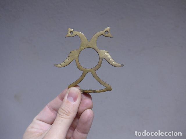 Militaria: Antigua peque&ntilde;a moharra de bronce de aguila bicefala, carlista ?