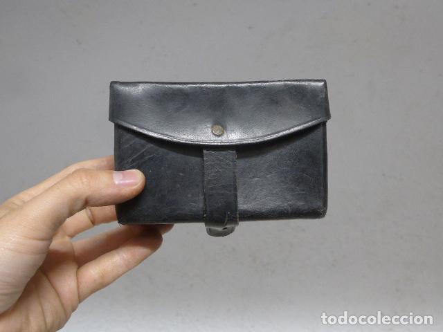 Militaria: Antigua rara cartuchera plana negra a identificar, guerra civil o guardia civil ?