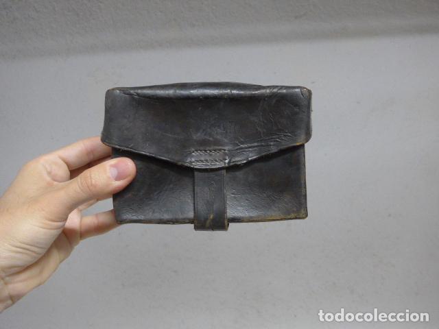 Military Antiques: Antigua cartuchera de cuero marron tintada en negro, guerra civil, original.
