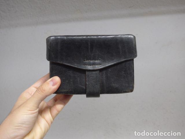 Militaria: Antigua cartuchera de cuero marron tintada en negro, guerra civil, original.