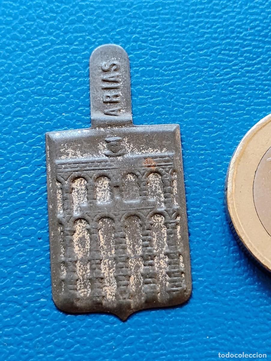 Military Antiques: EMBLEMA METALICO AUXILIO SOCIAL - SEGOVIA