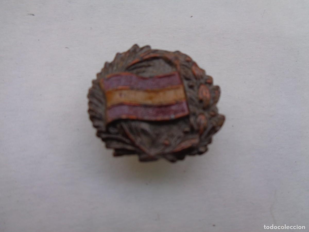 Militaria: GUERRA CIVIL : EMBLEMA DE SOLAPA PATRIOTICO DE BANDERA LAUREADA