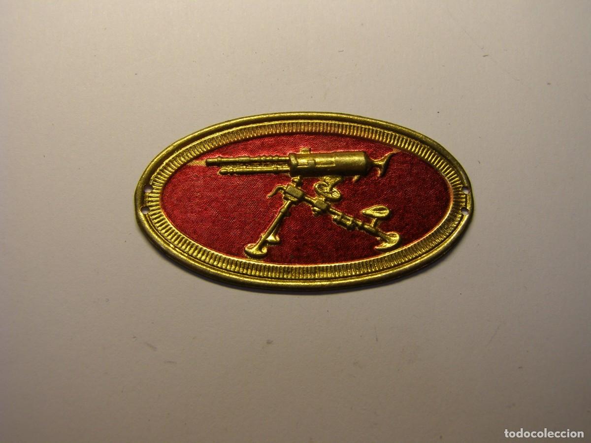 Militaria: Guerra Civil espa&ntilde;ola. Insignia de pecho de ametralladora. Roja.