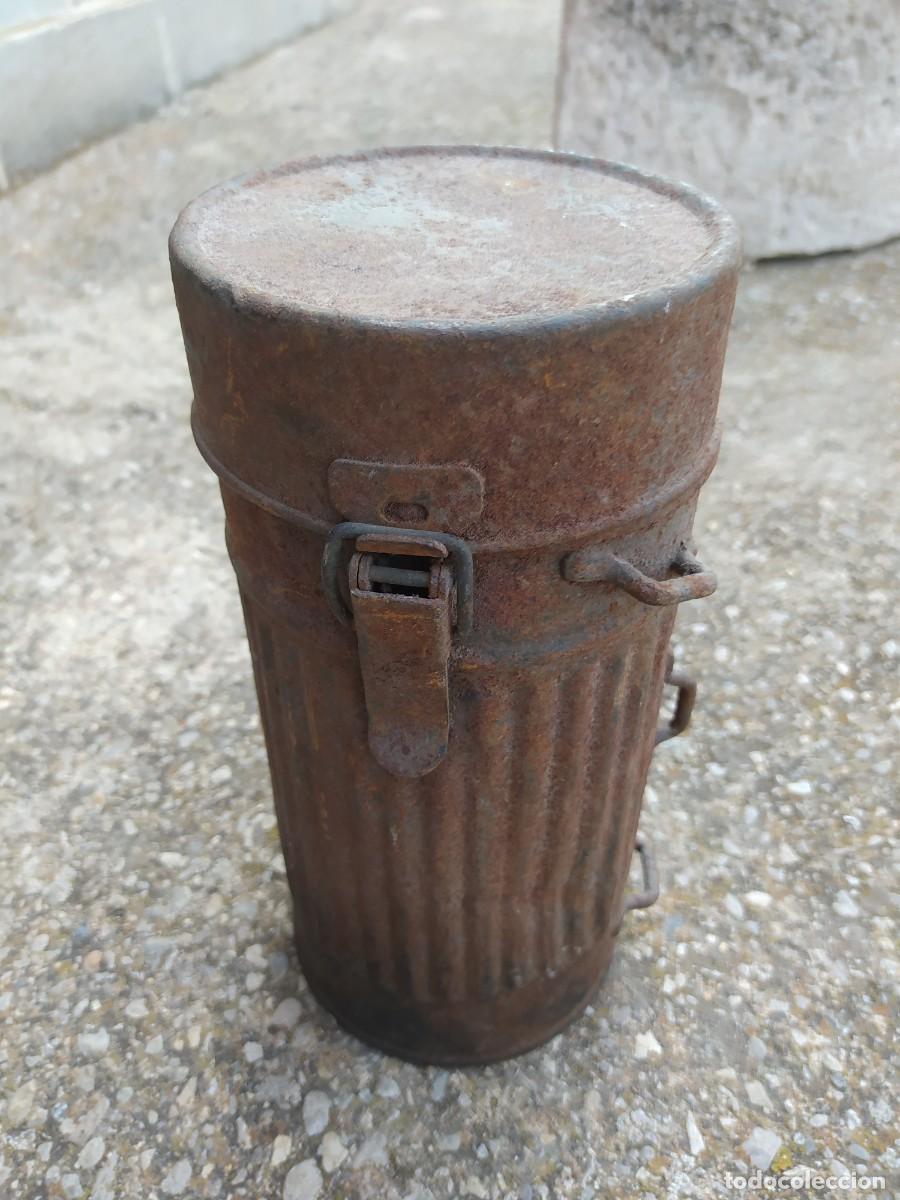 Militaria: Bote de m&aacute;scara alemana, con filtro antihumedad, marcado 1935. Guerra civil.