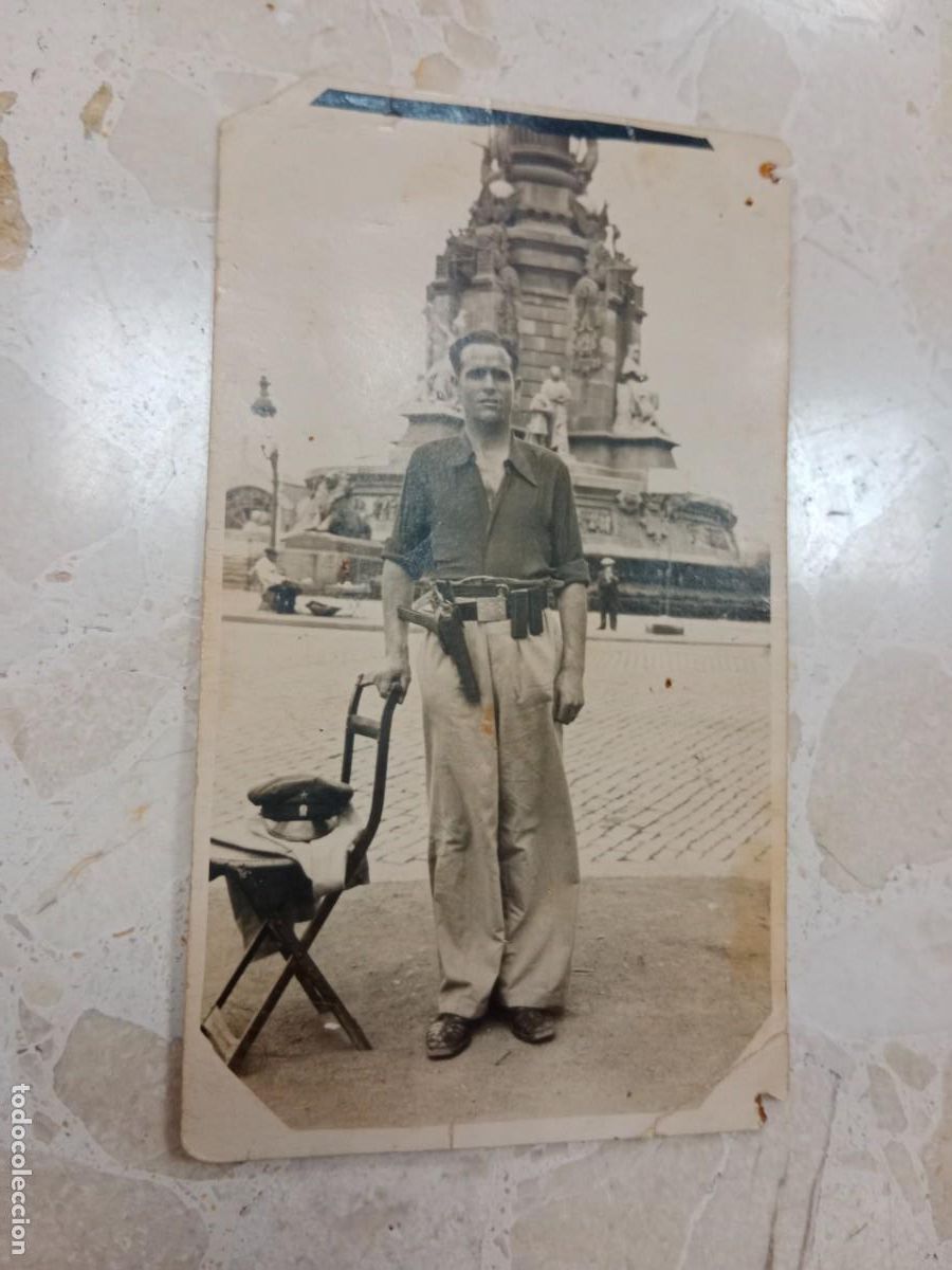 Militaria: CURIOSA FOTO DE AGENTE DEL CUERPO DE SEGURIDAD DEL BANDO REPUBLICANO - MONUMENTO COLON DE BARCELONA