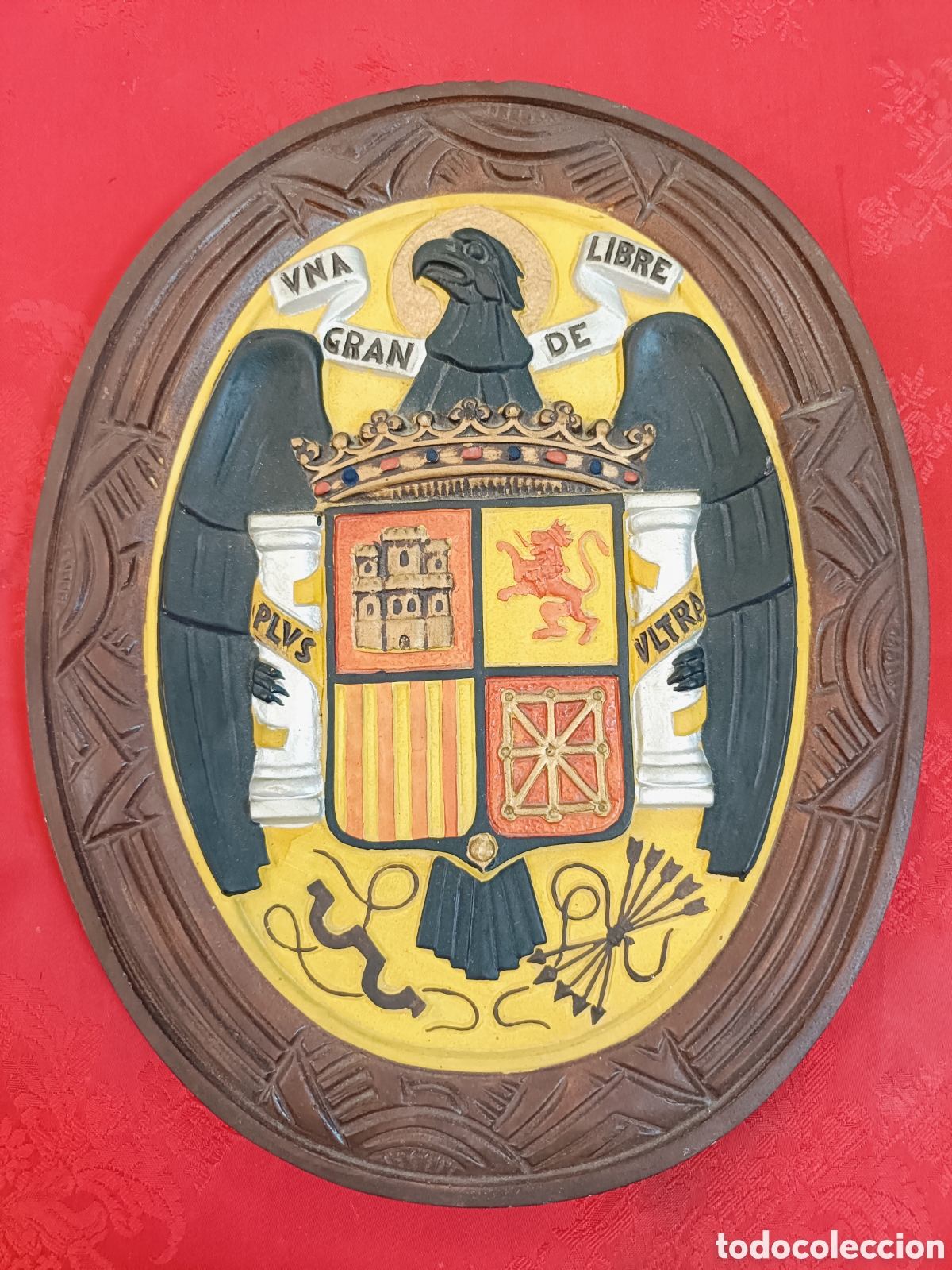 Militaria: GRAN ESCUDO FRANQUISTA ESCAYOLA POLICROMADA . SELLADO EN LA PARTE TRASERA. 29,5&times;23,5 CM