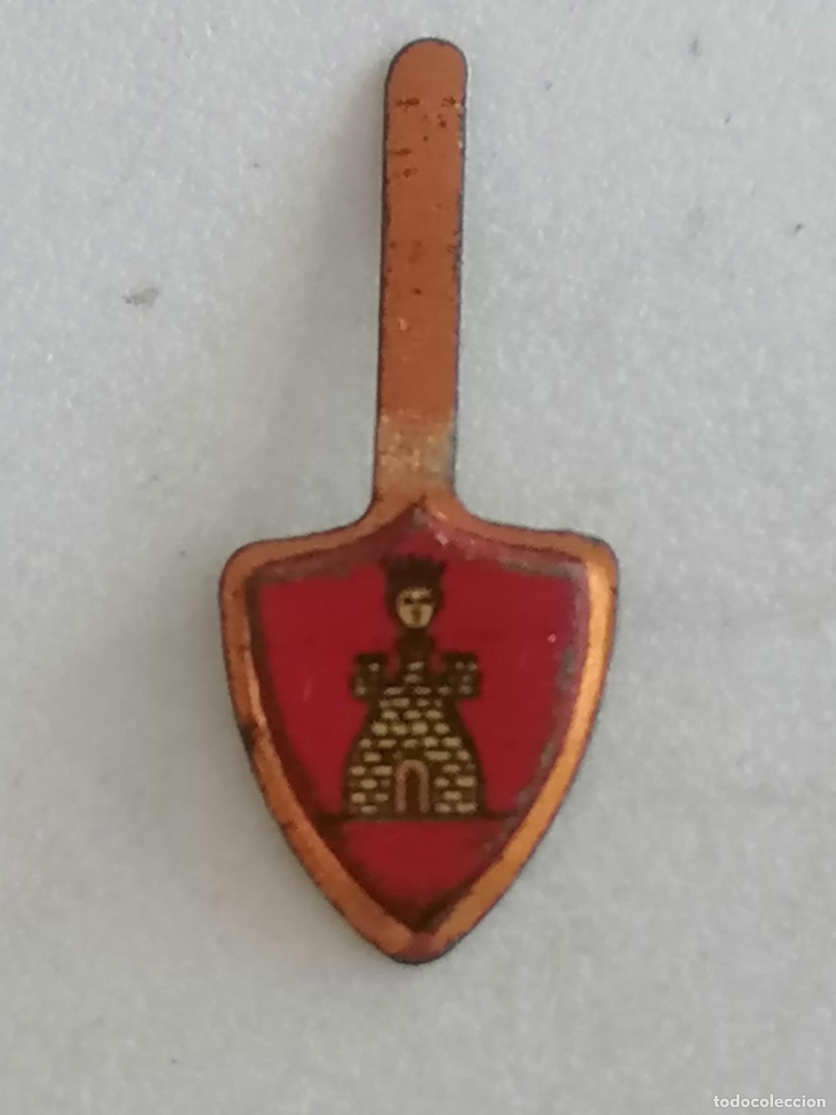 Militaria: EMBLEMA METALICO AUXILIO SOCIAL, FALANGE, ESCUDO DE SORIA, POLICROMADO