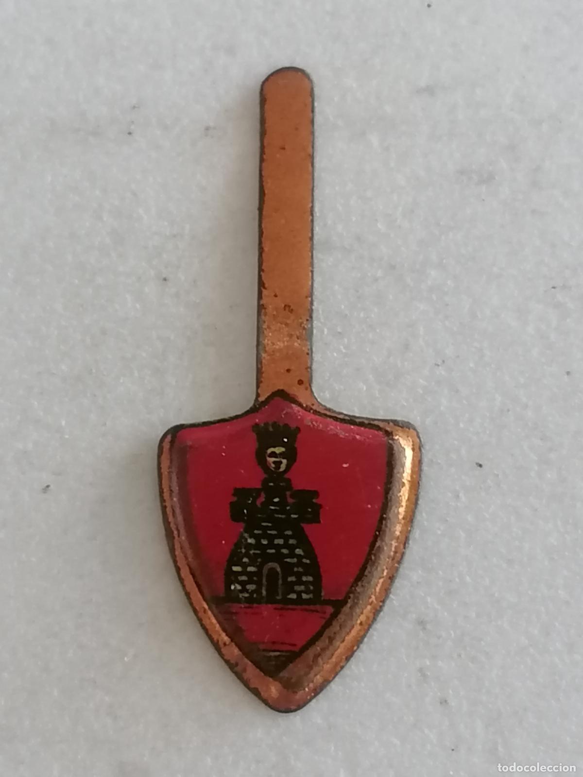 Militaria: EMBLEMA METALICO AUXILIO SOCIAL, FALANGE, ESCUDO DE SORIA, POLICROMADO