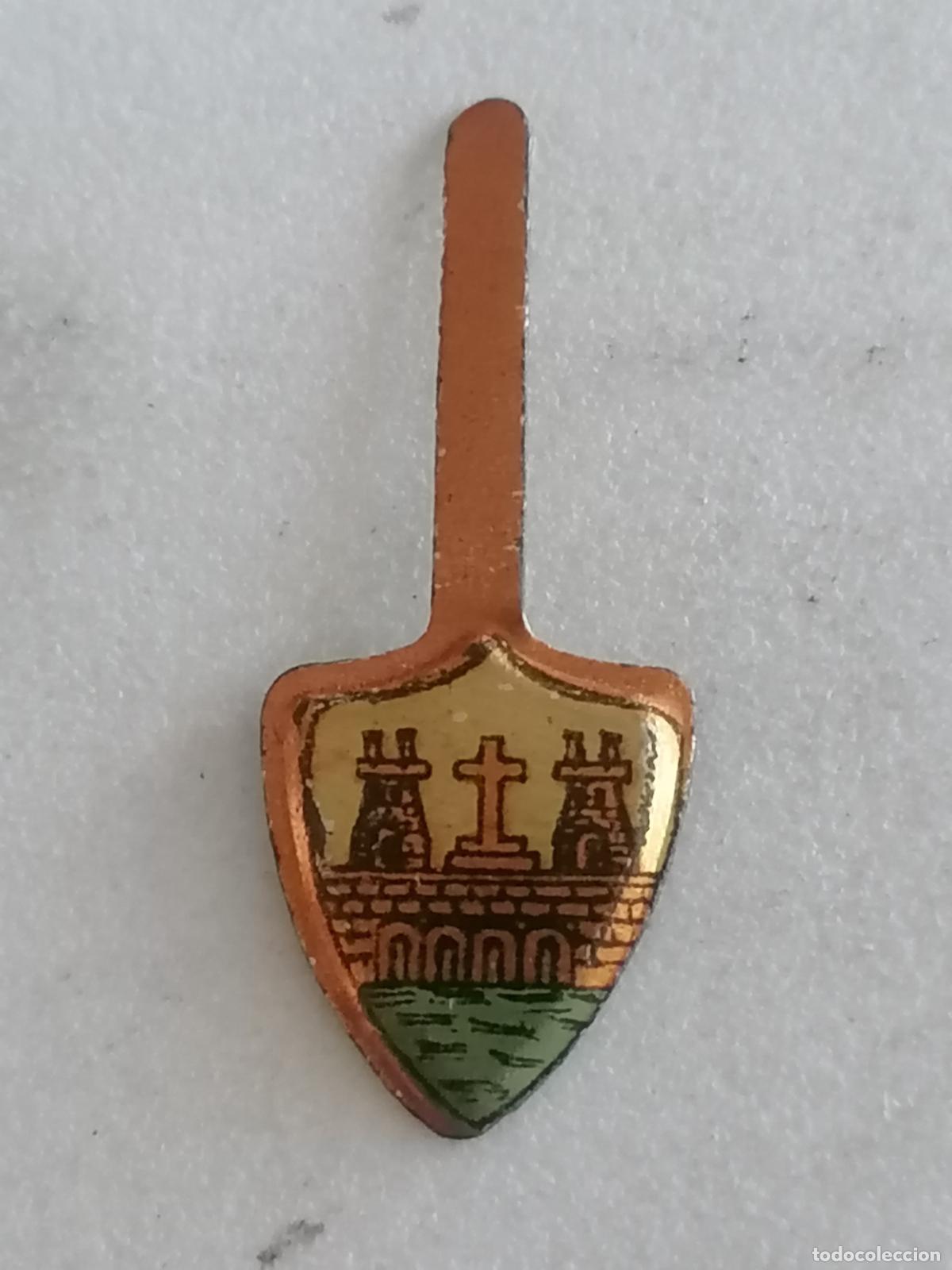 Militaria: EMBLEMA METALICO AUXILIO SOCIAL, ESCUDO PONTEVEDRA