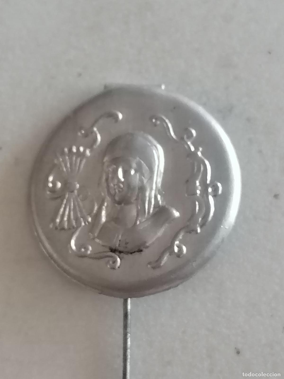 Militaria: EMBLEMA METALICO AUXILIO SOCIAL, ISABEL LA CATOLICA