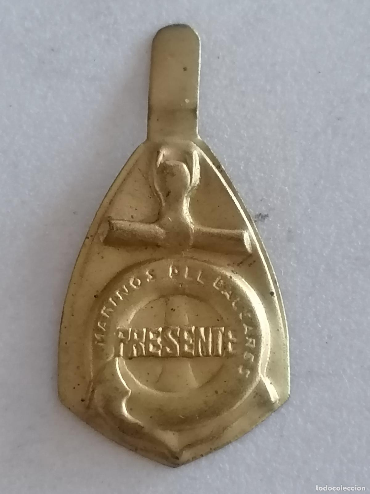 Militaria: EMBLEMA METALICO AUXILIO SOCIAL, MARINOS DEL BALEARES PRESENTE