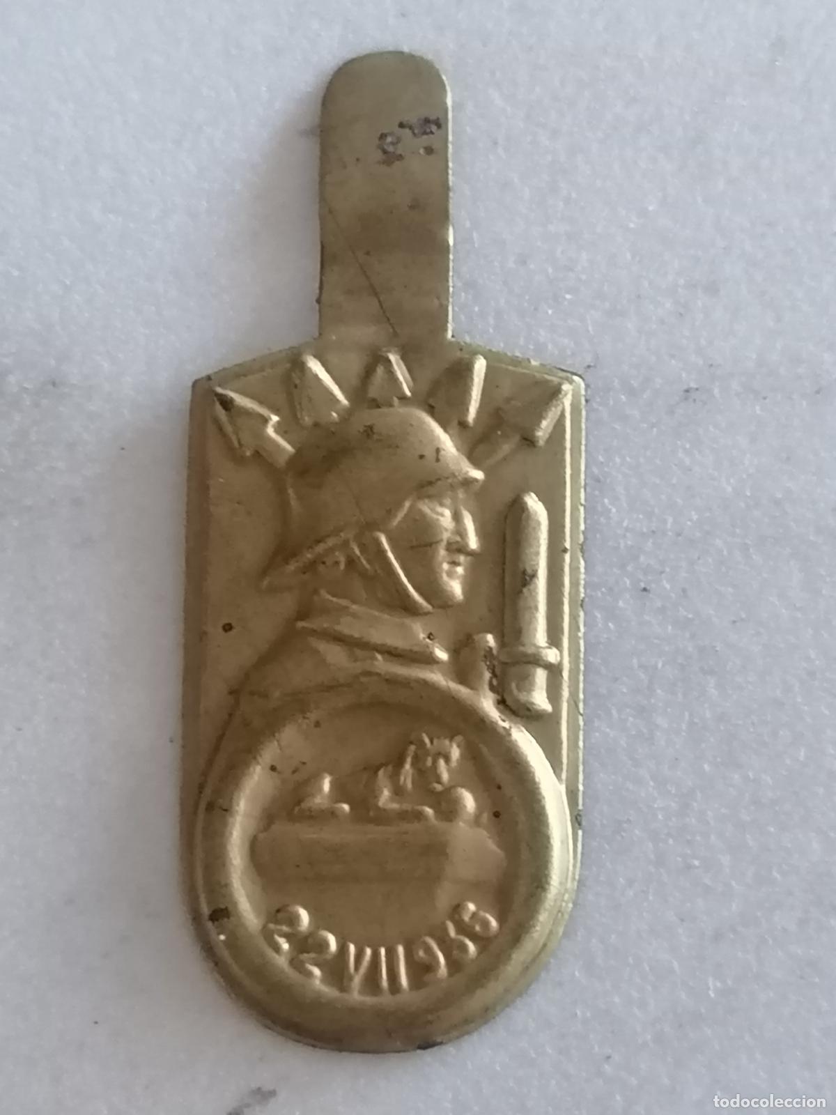 Militaria: EMBLEMA METALICO AUXILIO SOCIAL - FALANGE, 22-VII-1936