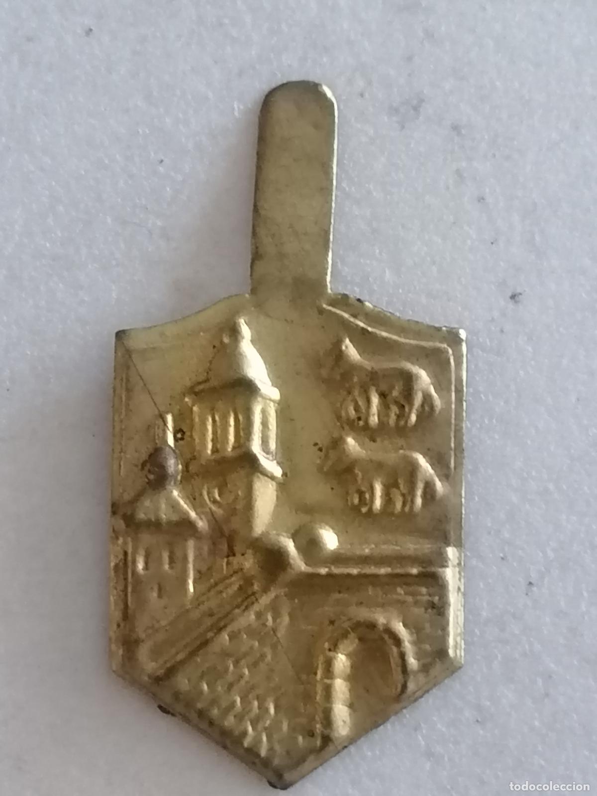 Militaria: EMBLEMA METALICO AUXILIO SOCIAL, A&Ntilde;OS 40